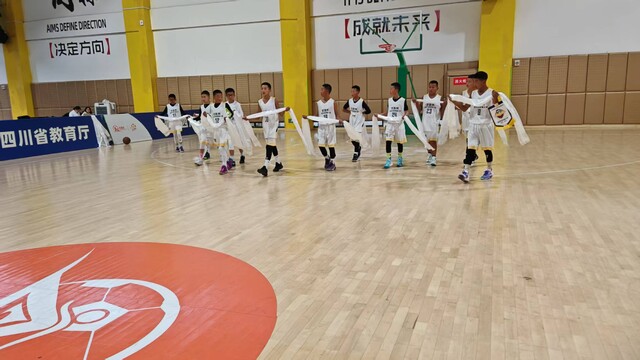 11月27日下午赛前给绵阳市先锋路小学代表队敬献哈达.jpg