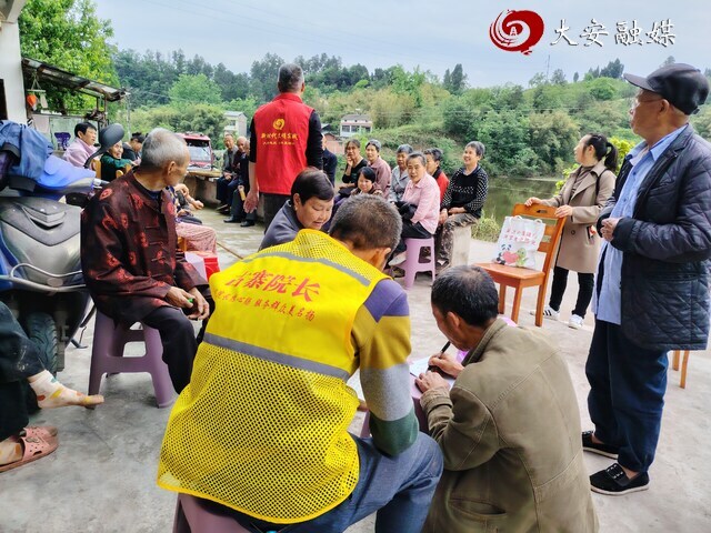 古寨院长参加院坝会 （徐潇 摄）