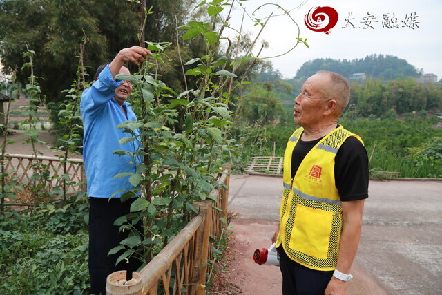 八甲村1组01院落院长朱德贵与困难邻居攀谈（黄明鑫 摄）